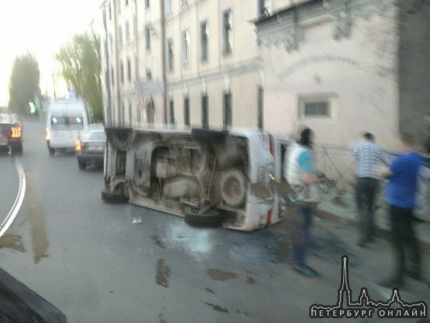 На Комсомола 1, перекрёсток с арсенальной, Стоит на аварийке, реанимация на месте. Машина на боку