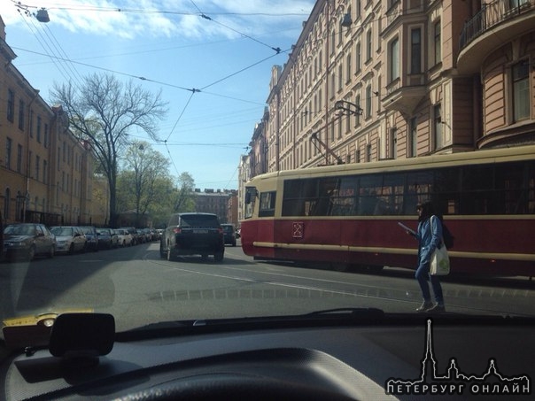 Nрамваю не повернуть из-за неправильно припаркованного авто на углу Петропавловской и р.Карповки.