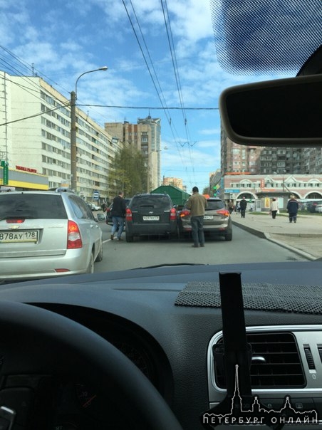 Две аварии. Рядом с перекрёстком Есенина и Учебного.