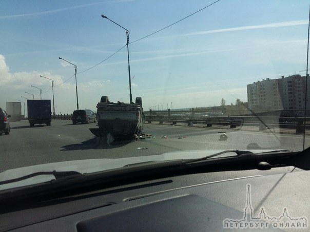 Перевернулся на Московском шоссе, стоит все, авария на мосту за кад ищите обьезд. Все живы