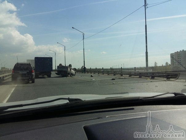 Перевернулся на Московском шоссе, стоит все, авария на мосту за кад ищите обьезд. Все живы