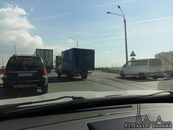 Перевернулся на Московском шоссе, стоит все, авария на мосту за кад ищите обьезд. Все живы