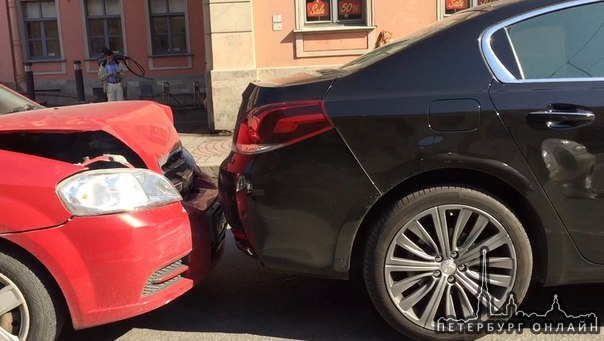Chevrolet Aveo врезался Peugeot 508 на Большом проспекте Петроградской стороны