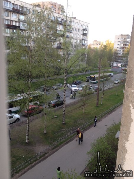 Две машины перекрыли движение на Софьи Ковалевской 1, все объезжают по двору фото сделано в 20:15