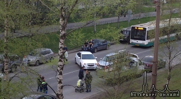 Две машины перекрыли движение на Софьи Ковалевской 1, все объезжают по двору фото сделано в 20:15