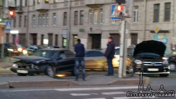 Mercedes и старенькое что-то может Ауди столкнулись на перекрестке Добролюбова и Малого на Петрог...