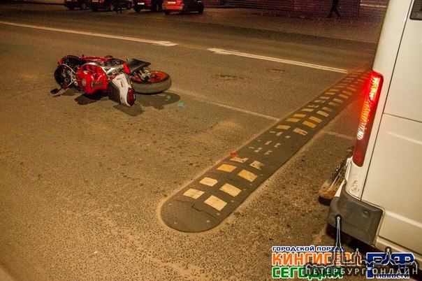 В Кингисеппе мотоциклист на спортбайке врезался в «ГАЗель» и сбежал с места ДТП.