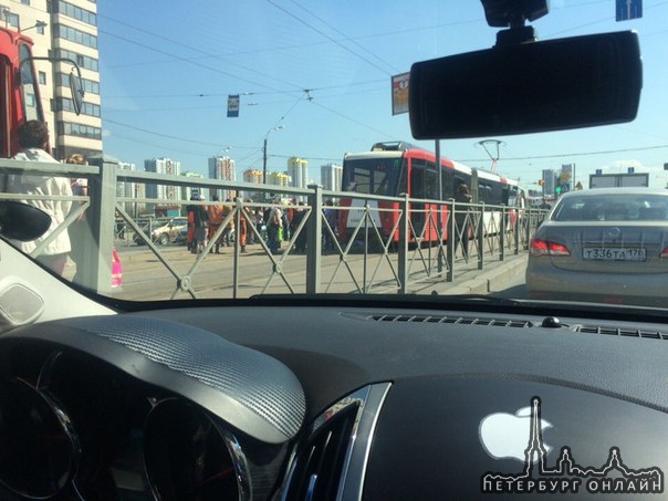 BMW выехал на на трамвайные пути на перекрестке проспекта славы и бухарестской.