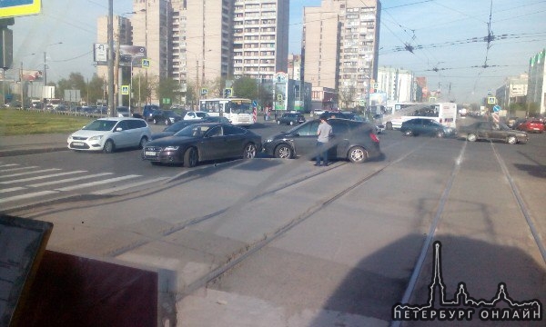 На том же месте а тот же час. Renault догнало ауди на перекрестке Казакова/Жукова.