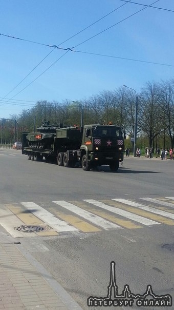 Военная техника идет по Пискаревскому проспекту