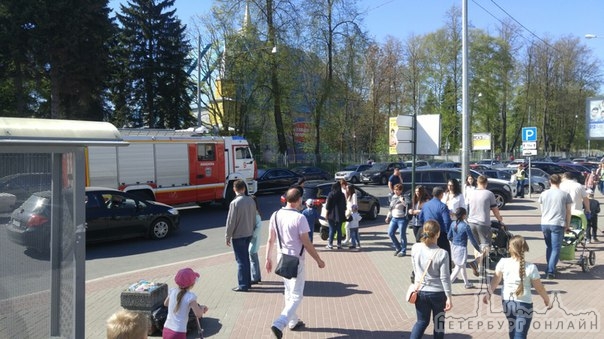 За метро Крестовский остров. Что то горит, пожарные на месте, только приехали, вторая пожарная.