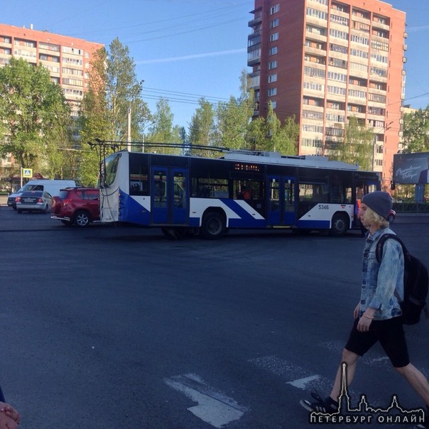 На Учительской у Светлановского была приоткрыта крышка люка, троллейбус зацепил, теперь стоит отдыха...