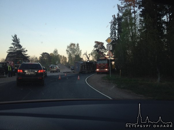 Тонар лежит на подъезде к Приозерску в Бригадном на повороте. Собирает небольшие пробки из возвращаю...