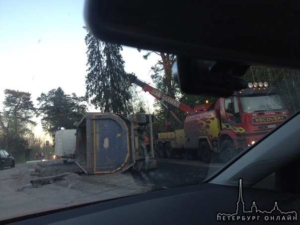 Тонар лежит на подъезде к Приозерску в Бригадном на повороте. Собирает небольшие пробки из возвращаю...