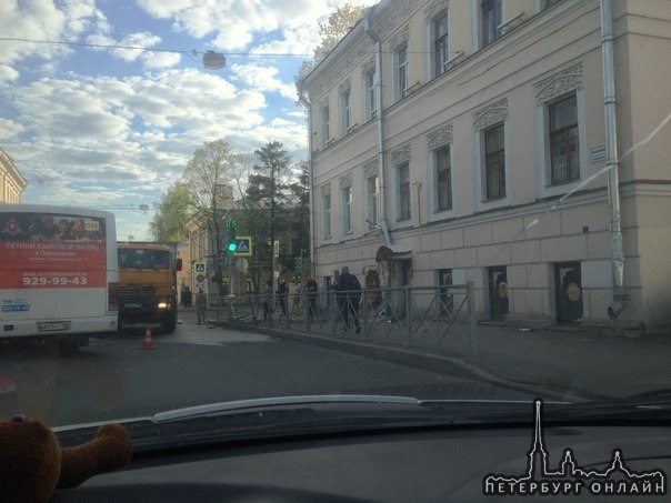 Водитель автобуса не учел помеху справа на Оранжерейной улице Пушкина,