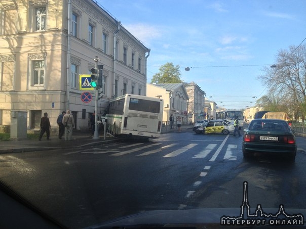 Водитель автобуса не учел помеху справа на Оранжерейной улице Пушкина,