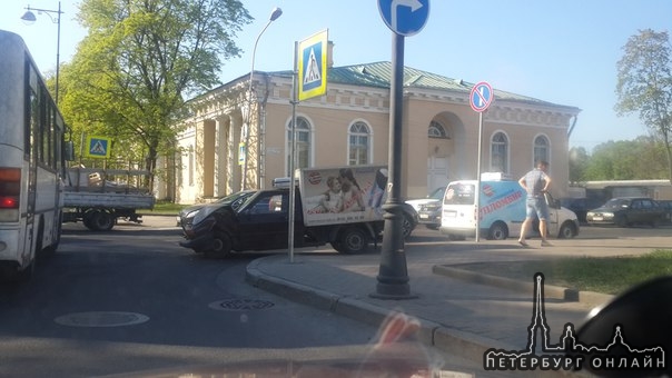 Пушкин, перекресток Садовой и Конюшенной ул., движение немного затруднено.
