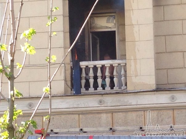 Сегодня в районе 16:00 мужчина жёг какие-то вещи и доски у себя на балконе по Ул. Свободы на против ...