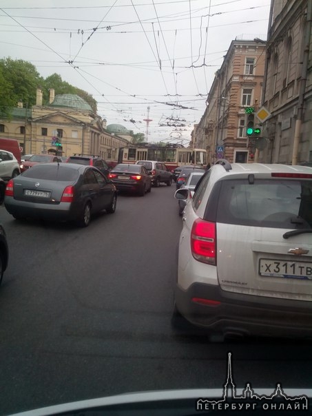 Трамвай встал на левом повороте с Лебедева на Комсомола, перекрыв движение от Литейного к Боткинской...
