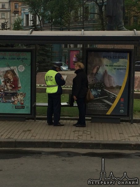 Похоже, что женщина перебегала дорогу в неположенном месте,т.к.ТС рядом нигде не было.неужели у нас ...