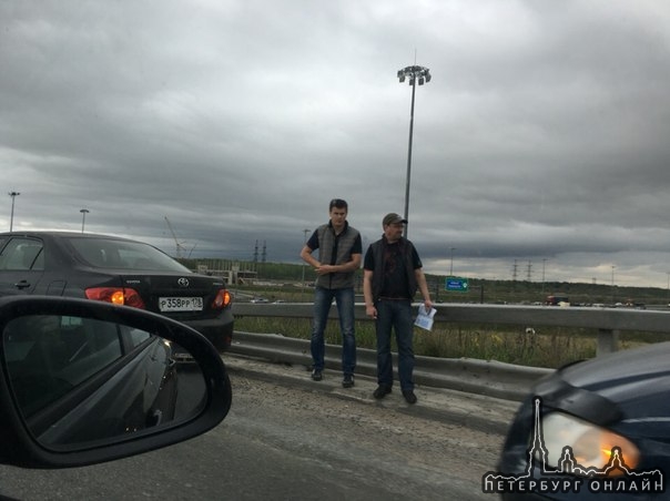 На съезде с КАД (в деревню новая) одна проторанила другую, дпс на месте. Актуально на 09:45.