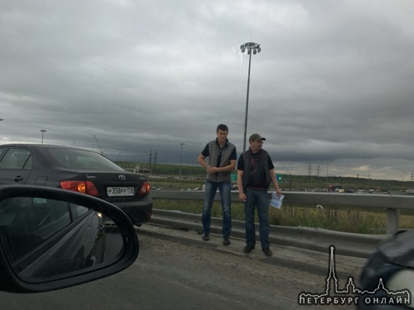 На съезде с КАД (в деревню новая) одна проторанила другую, дпс на месте. Актуально на 09:45.