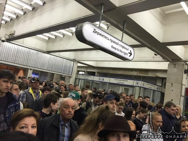 10:35 Московская на вход закрыта, у бабули тележка застряла в эскалаторе