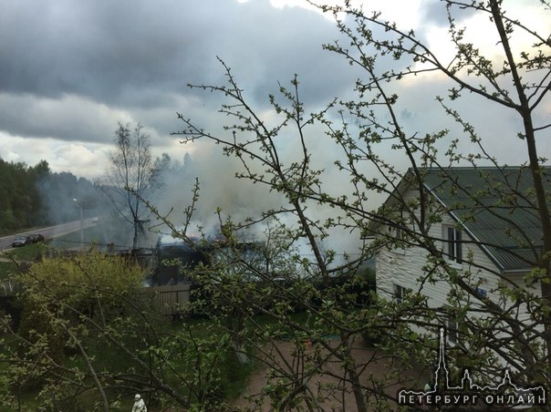 Сгорел дом в Ропше на Красносельском шоссе 20. Пожарные ехали более 40 минут.
