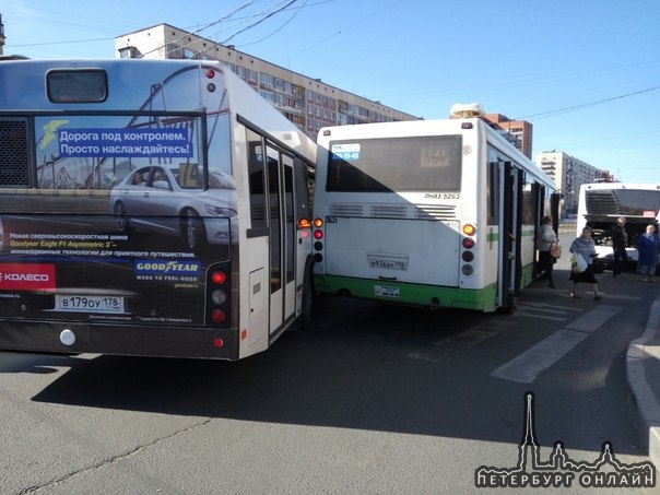 Автобусы перекрыли наставников