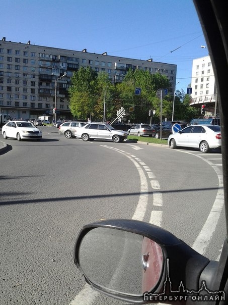 Две девушки устроили ДТП на перекрестке Белградской и пр. Славы