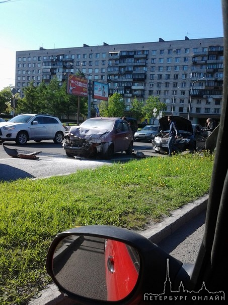 Две девушки устроили ДТП на перекрестке Белградской и пр. Славы