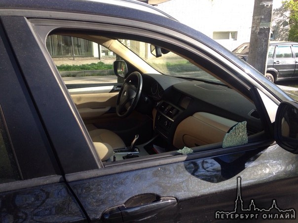 Сегодня в 11:30 у Таллинского Универсама (Ветеранов 89) разбили окно у BMW X3 и украли сумку с доку...