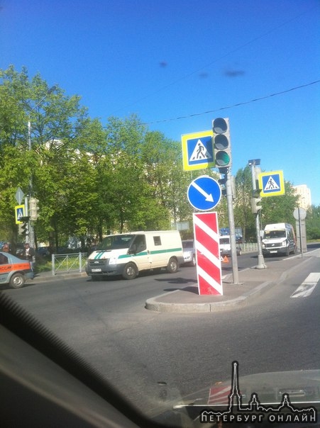 ДТП из 3 а/м на ул.Бабушкина перед Железнодорожным.инкассаторы,похоже продрезали легковушку(на фото ...