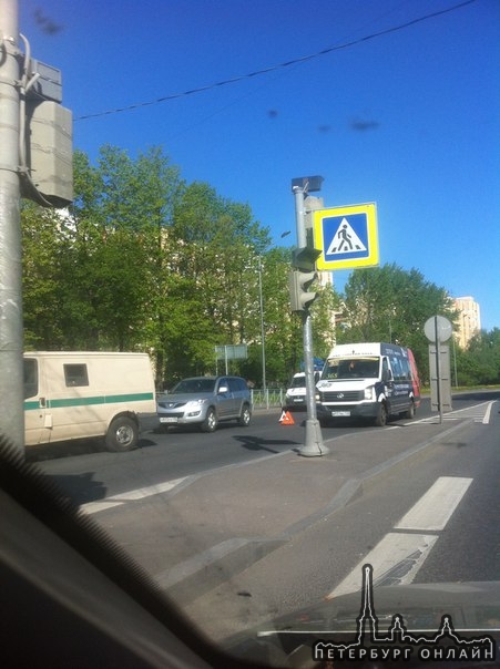 ДТП из 3 а/м на ул.Бабушкина перед Железнодорожным.инкассаторы,похоже продрезали легковушку(на фото ...