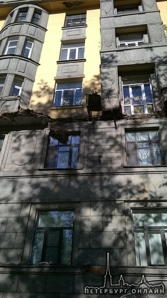 Московский проспект 79. Обрушился балкон.