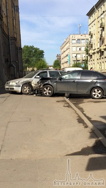 Боковой удар с левой стороны от черного седана вытолкнул Октавию на тротуар Киевской улицы у Москов...