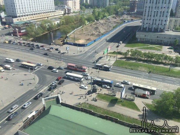 В результате ДТП на перекресте Наличной и Новосмоленской , одна машина вылетела на тротуар сбив св...