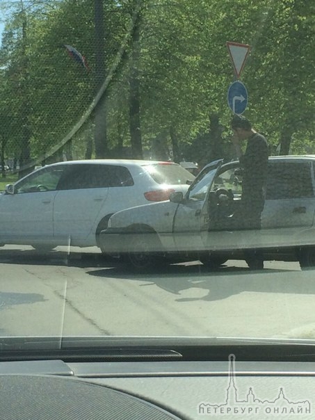 На Софийской 49, на выезде из кармана Нексиявод подбил белую Ауди с милой девушкой за рулем, пробки ...