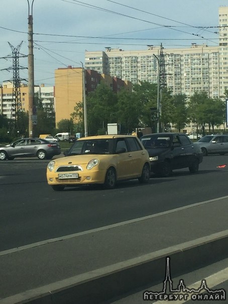 Перекрёсток Захарова и Жукова в сторону Петерговского шоссе,несоблюдение дистанции