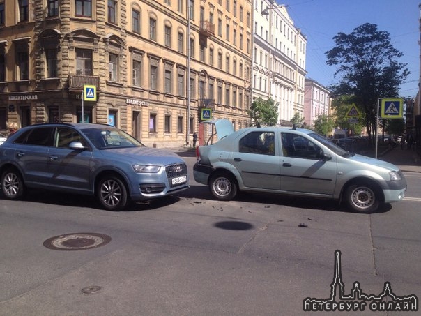 Пропускал пешехода на Английском перед Союза Печатников, а Барышня на Q3 попортила мне красавчика. ...