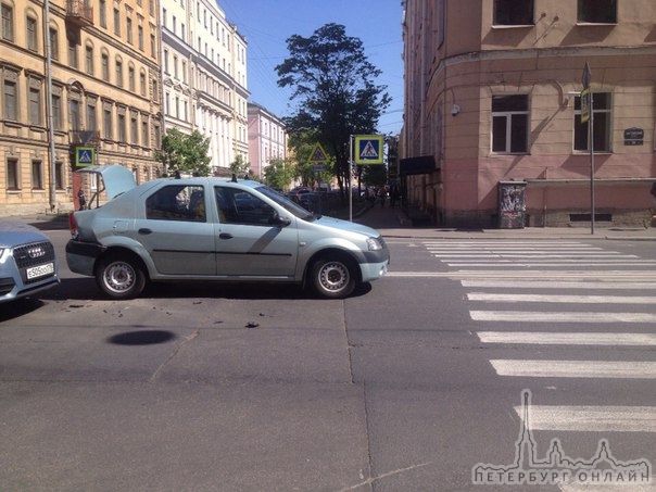 Пропускал пешехода на Английском перед Союза Печатников, а Барышня на Q3 попортила мне красавчика. ...