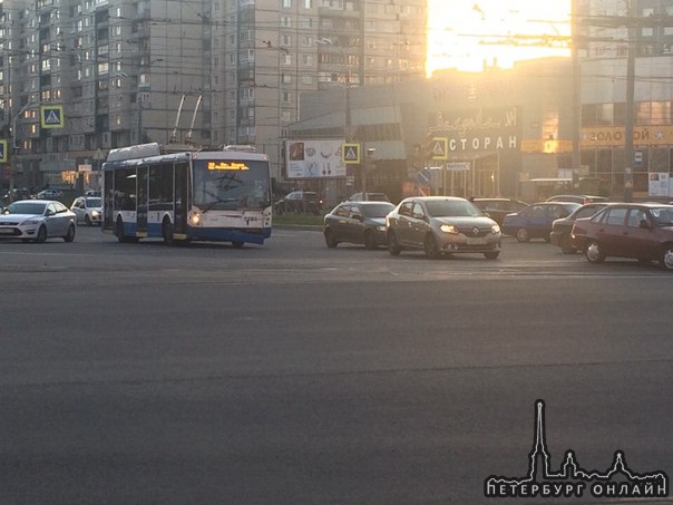 Троллейбус и маршрутка. Столкнулись на перекрёстке Косыгина и Наставников.