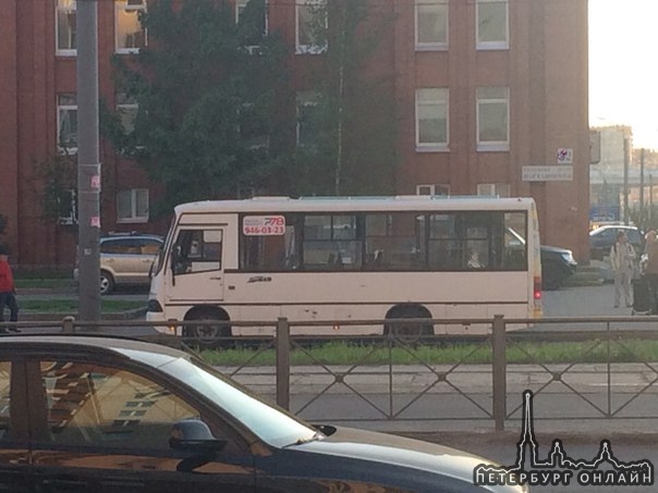 Троллейбус и маршрутка. Столкнулись на перекрёстке Косыгина и Наставников.