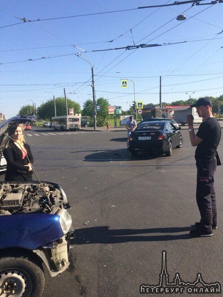 Сегодня, примерно в 17:05 на пересечении Бухарестской и Салова произошло ДТП с участием ТС Ниссан ...