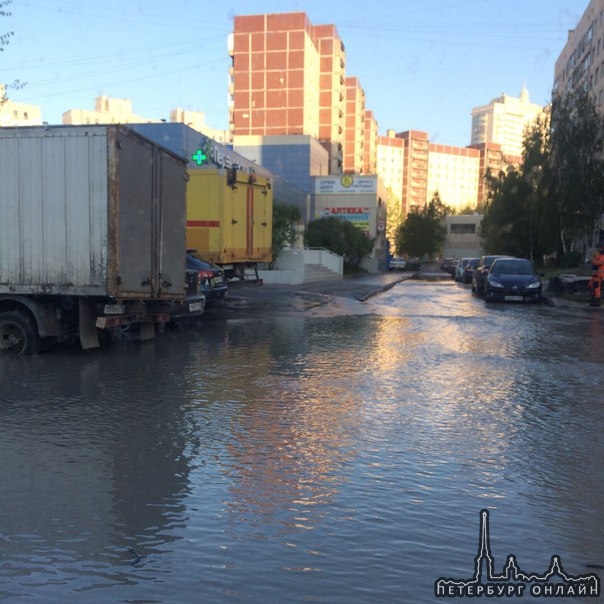 На улице Уточкина из неоткуда хлещет вода. На дороге уже налило огромную лужу.