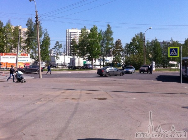 Перекресток Туристской , около Меркурия , движение затруднено, актуально на 10:00