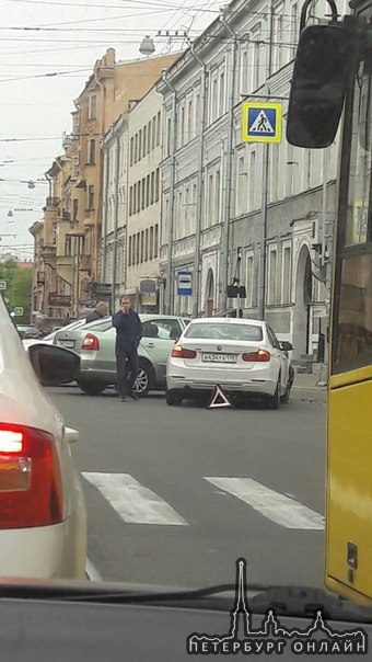 BMW подбил Октивию на перекресике Садовой и Лермонтовского.служб нет