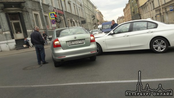 BMW подбил Октивию на перекресике Садовой и Лермонтовского.служб нет