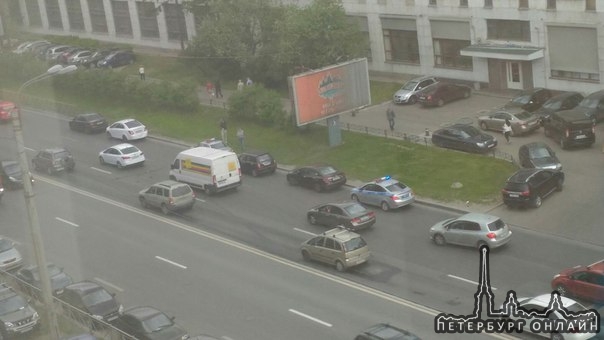 ДТП на Кантемировской улице д. 7,в сторону Петроградки,левый ряд.актуально на 13.00,второе фото сдел...