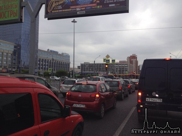 Площадь конституции от Московского по ленинскому, светофор работает только на красный сигнал! Тролле...